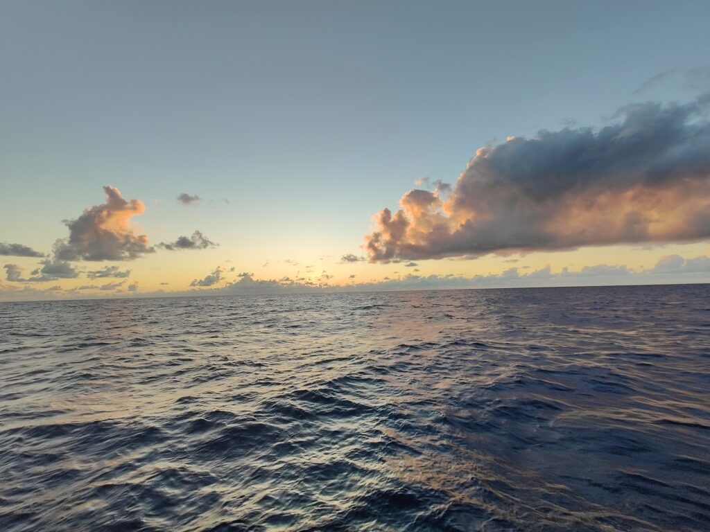 Coucher de soleil au milieu de l'Atlantique.