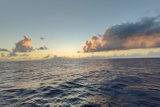 Coucher de soleil au milieu de l'Atlantique.