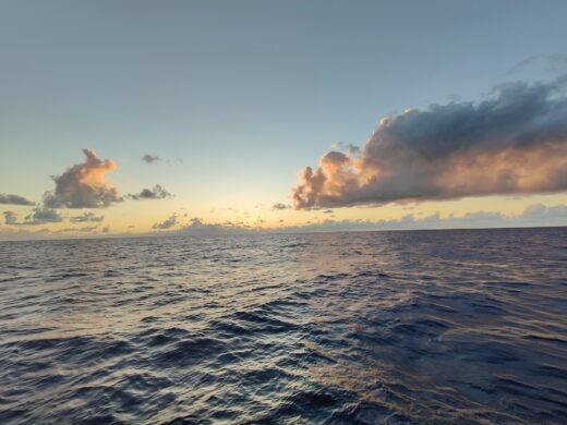 Coucher de soleil au milieu de l'Atlantique.