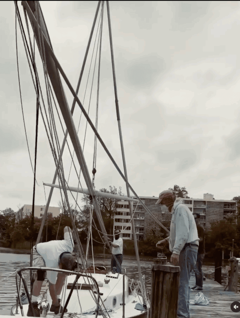 Montage du mât à l'aide d'un cadre rigide en A. 