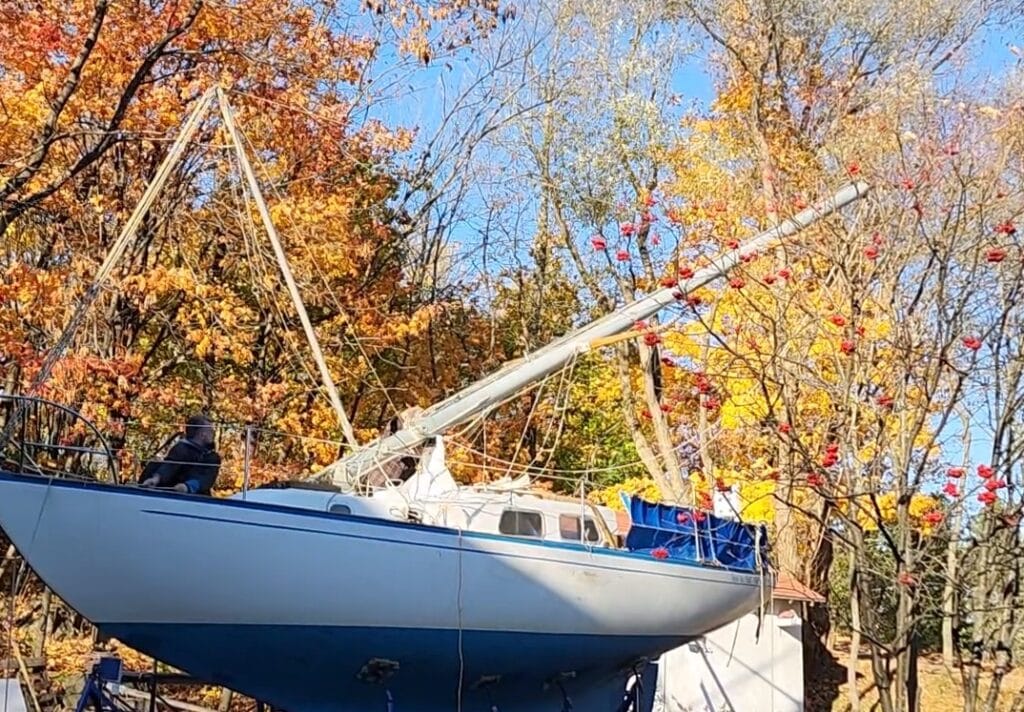 La pôle de spinnaker sert de suspente. Des câbles servent de soutien.