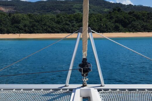 Un catamaran face à une plage.