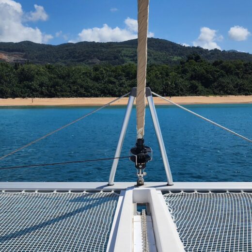 Un catamaran face à une plage.