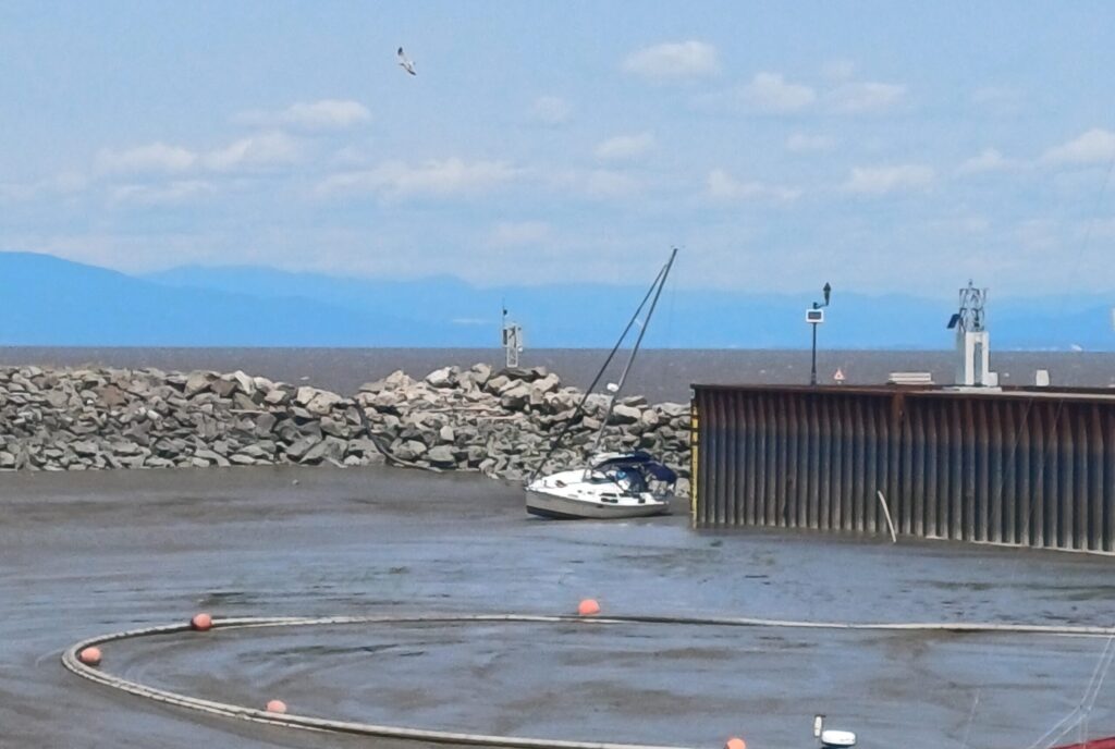 Un voilier échoué à St-Jean-Port-Joli.