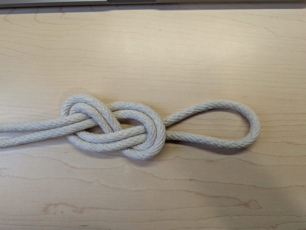 Un noeud en 8 double formant une boucle.