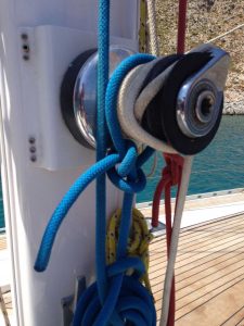 Une winch au mât. 