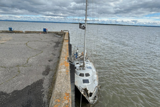 Un voilier au Quai de St-François de l'IO.
