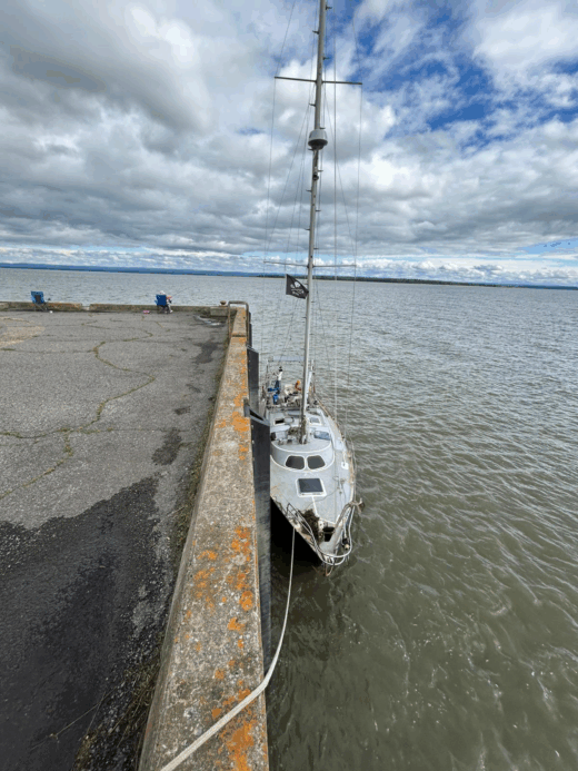 Un voilier au Quai de St-François de l'IO.